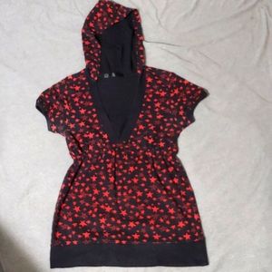 Black & Red Hooded Star V-Neck Top * M